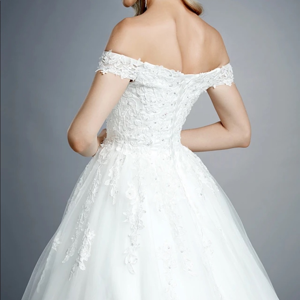 NWOT Off the shoulder ball gown wedding dress - Picture 5 of 10